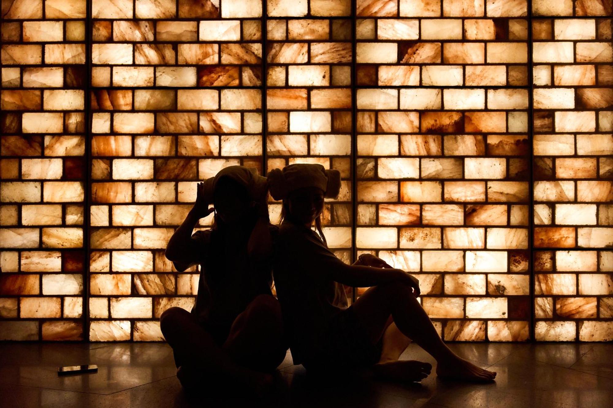מלון Grand Hyatt ג'גו מראה חיצוני תמונה A backlit onyx wall