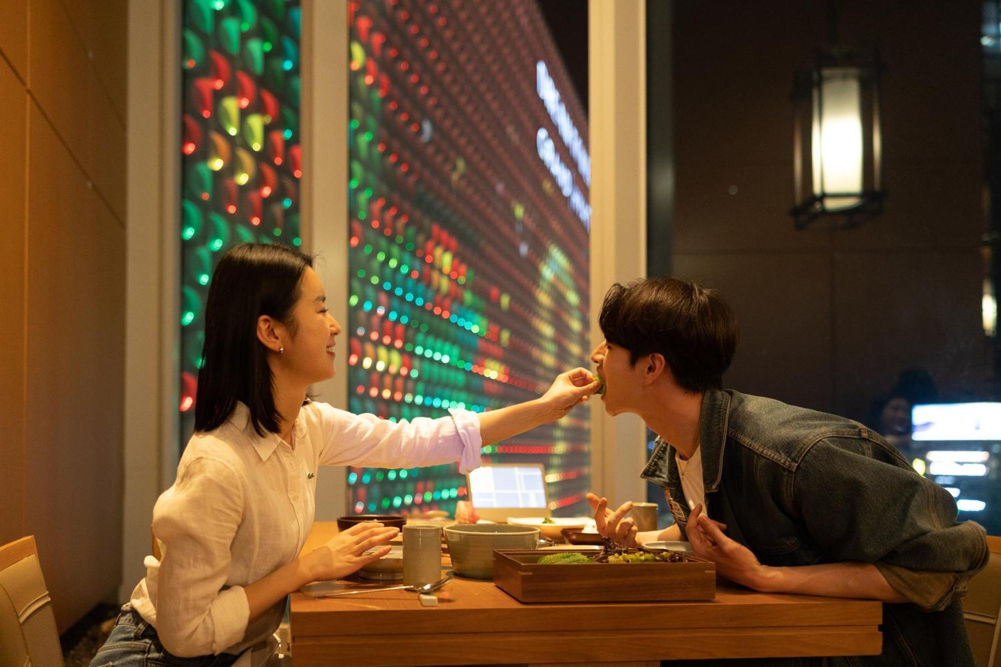 מלון Grand Hyatt ג'גו מראה חיצוני תמונה A couple eating at a restaurant