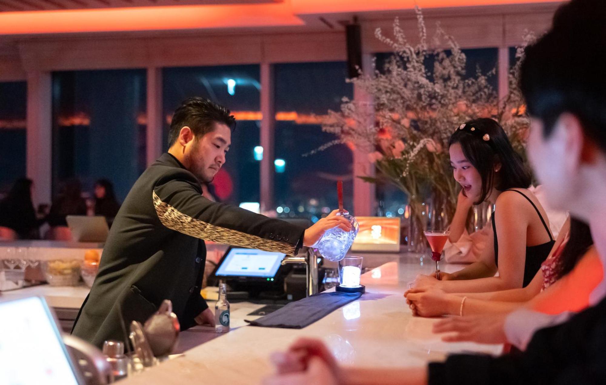 מלון Grand Hyatt ג'גו מראה חיצוני תמונה A bartender at work