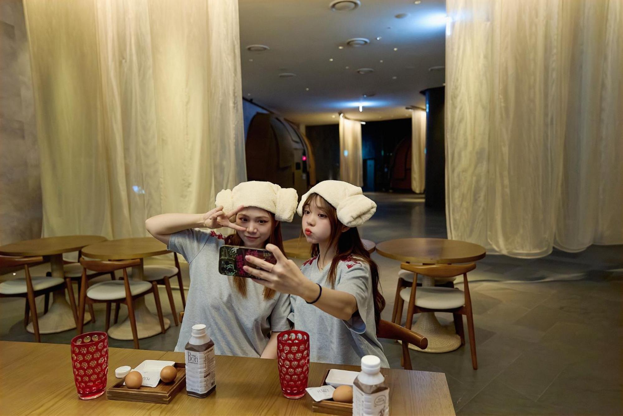 מלון Grand Hyatt ג'גו מראה חיצוני תמונה Two girls in the restaurant