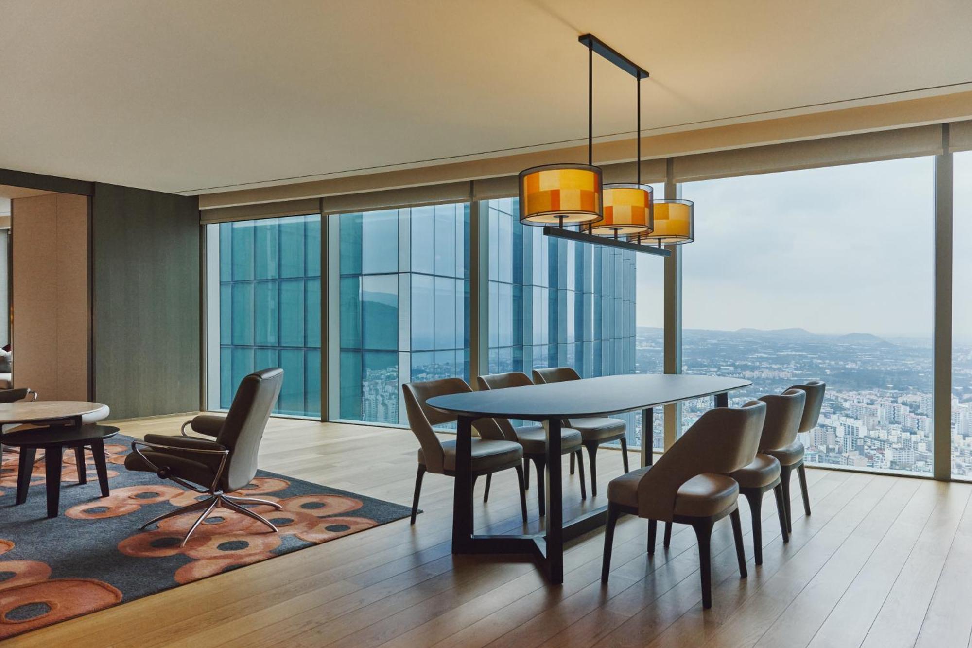 מלון Grand Hyatt ג'גו מראה חיצוני תמונה A suite at the Ritz-Carlton, Osaka