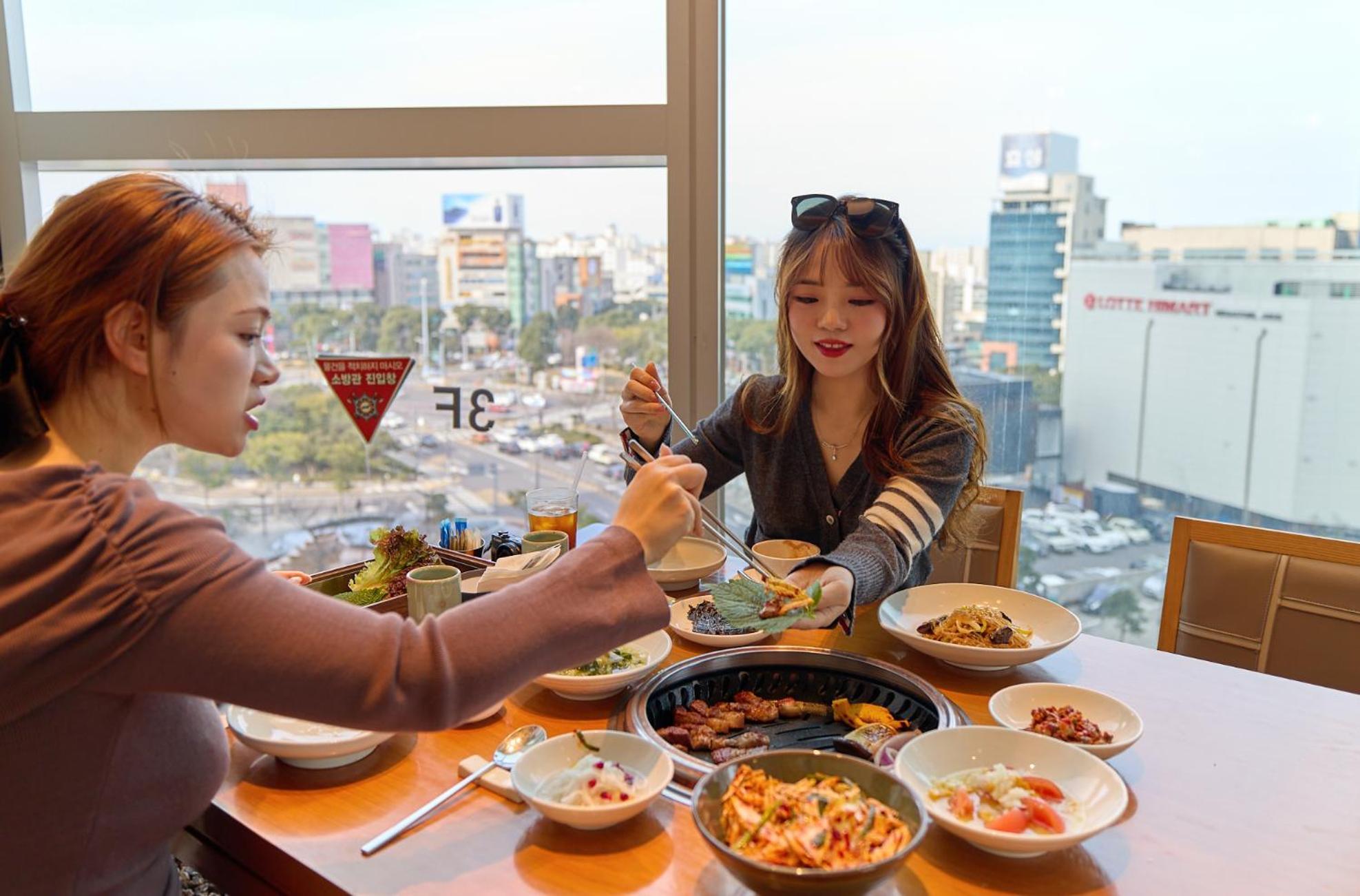 מלון Grand Hyatt ג'גו מראה חיצוני תמונה Korean women eating at a restaurant