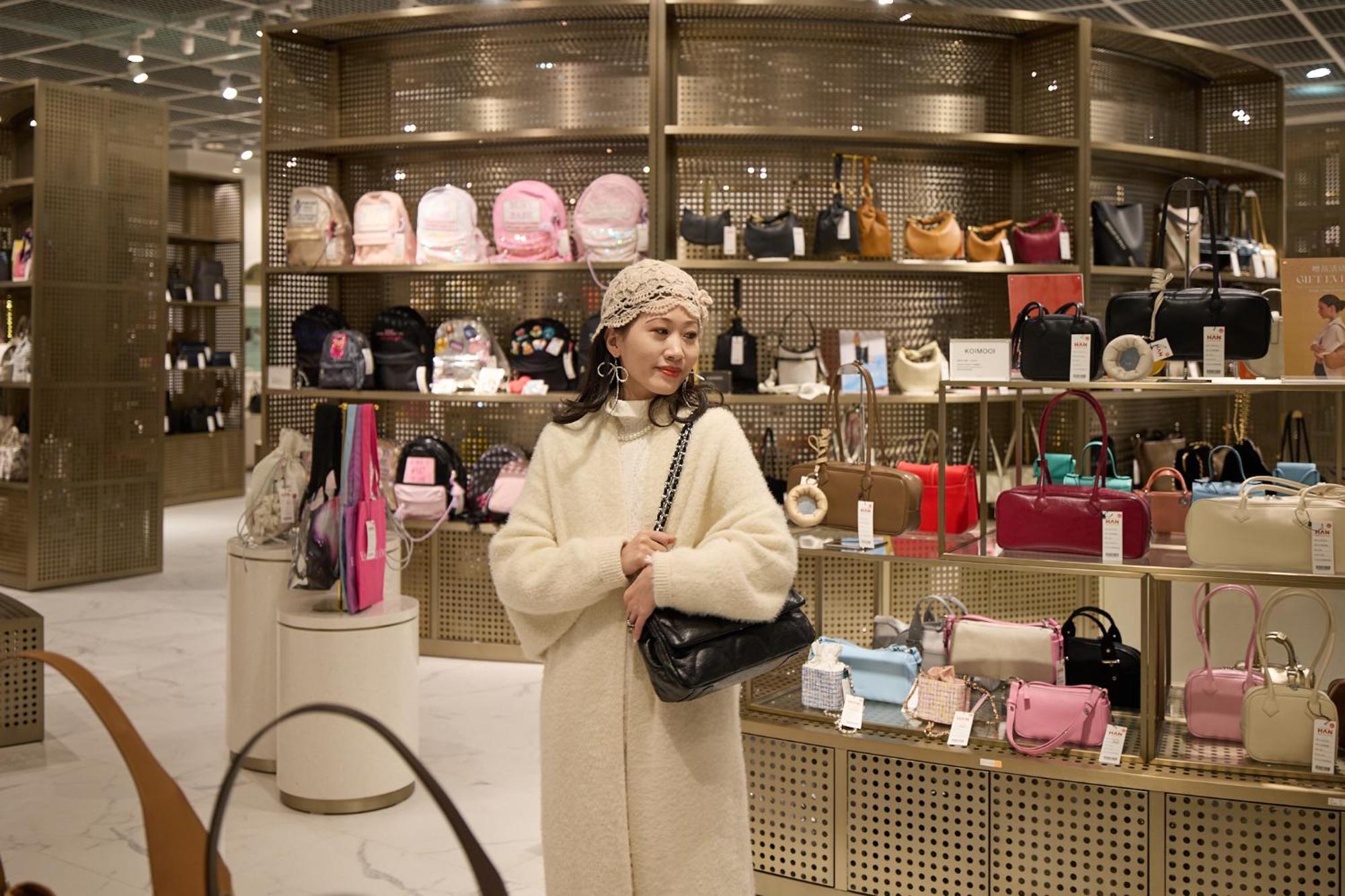מלון Grand Hyatt ג'גו מראה חיצוני תמונה A woman shopping for handbags