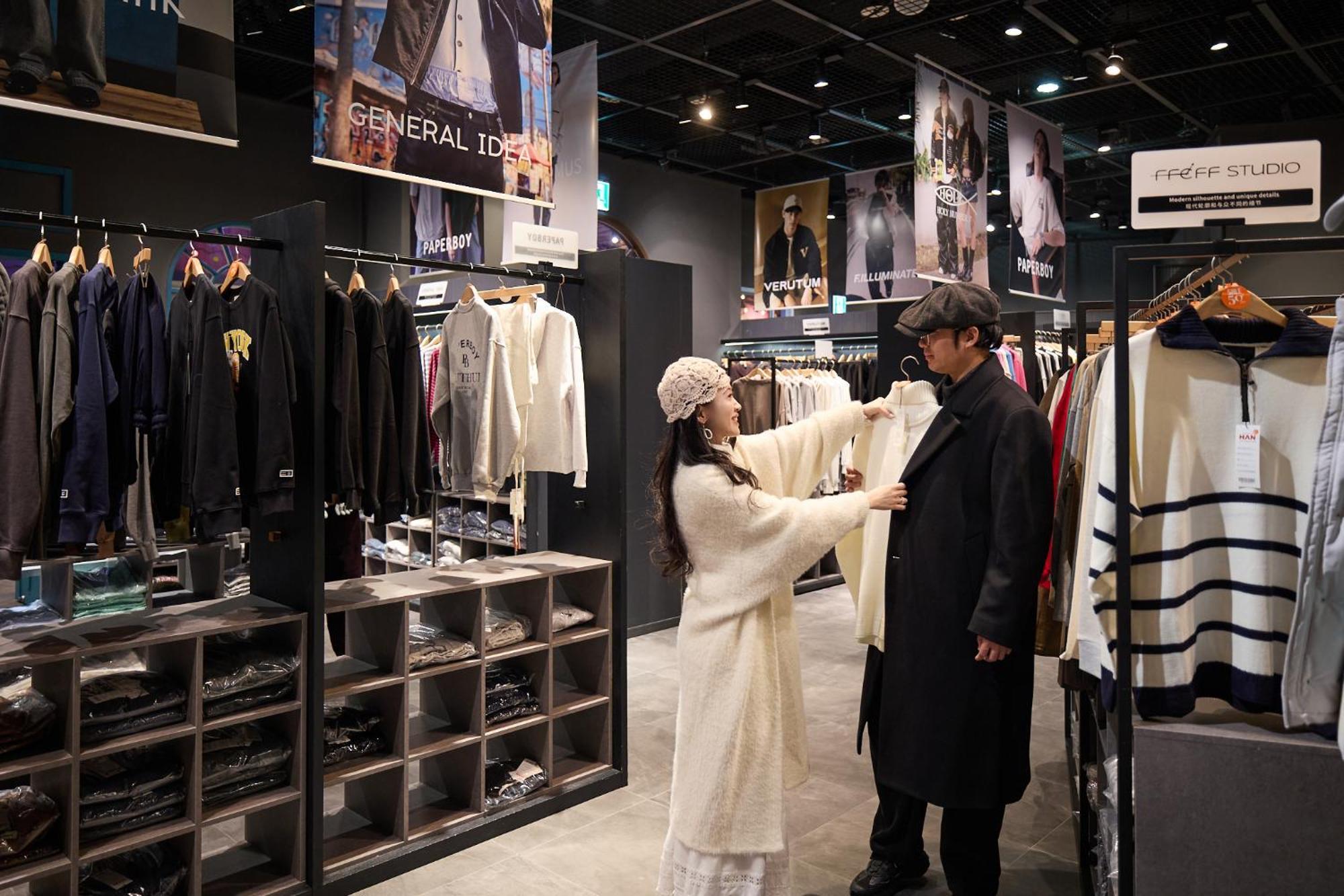 מלון Grand Hyatt ג'גו מראה חיצוני תמונה A personal shopper helping a man with his wardrobe