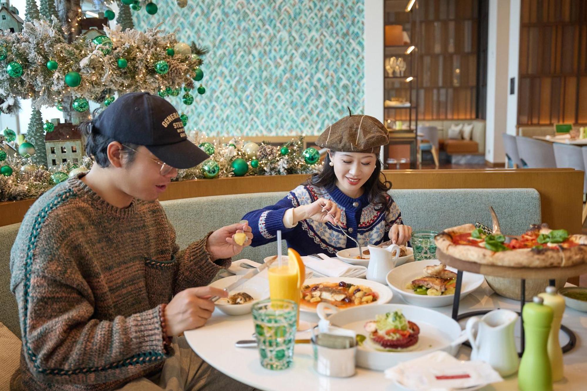 מלון Grand Hyatt ג'גו מראה חיצוני תמונה A couple eating at a restaurant